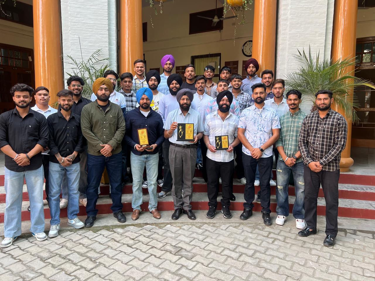 जोनल यूथ यूनिवर्सिटी में भांगड़ा और झूमर की विजेता टीम का स्वागत